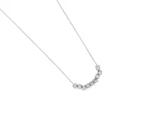 Collar de acero plateado con dije de cubos facetados.