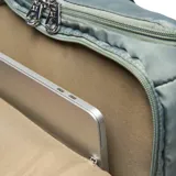 Bolso matero de diseño acolchado en color verde, con cierre doble, asas fijas y correa regulable extraíble. Cuenta con logotipo de la marca en el frente y múltiples compartimentos internos y externos.