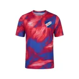 Remera de fútbol Umbro del Club Nacional de Football modelo Press, con diseño estampado abstracto en tonos rojo y azul, cuello redondo y mangas cortas. Cuenta con el logo de Umbro y el escudo del club bordados en el pecho.