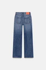 Jeans de tiro alto, pernera recta y larga, estilo clásico con cinco bolsillos, cierre frontal con cremallera y botón metálico.