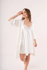 Bata de seda blanca con mangas 3/4 y lazo para ajustar en la cintura.