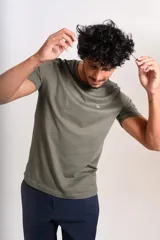 Remera de manga corta con cuello redondo, confeccionada en tejido de punto liso color verde militar. Presenta el logo de la marca Original Penguin bordado en pequeño en el pecho.