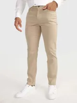 Pantalón de corte recto y diseño de cinco bolsillos, confeccionado en una mezcla de algodón orgánico y elastano. Presenta cierre de botón y cremallera, con cinta distintiva de la marca sobre el bolsillo delantero.