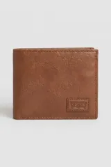 Billetera Levi's modelo Billfold Housemark PU, color marrón claro, con diseño plegable y parche con logo grabado en relieve en la esquina inferior derecha.