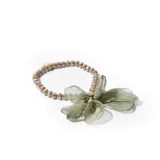 Pulsera elástica con cuentas facetadas color beige y dije de flor de organza verde.