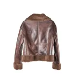 Campera tipo aviador de cuero sintético marrón con interior y detalles en corderito sintético al tono. Presenta cierre frontal, cuello solapa amplio y puños con borde de corderito.