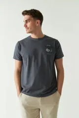 Remera color ladrillo de manga corta con cuello redondo y estampado en el pecho con la leyenda "Salt Water Fishing Tour".