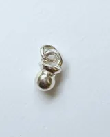 Dije con forma de chupete realizado en plata, con acabado brillante y argolla superior para colgar.