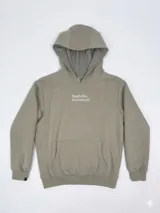 Canguro color marrón chocolate con capucha, bolsillo frontal tipo canguro y estampa pequeña en el pecho con el texto Nashville Hometown.