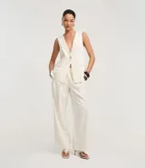 Pantalón de vestir de mujer, corte recto, cintura alta, color blanco roto con finas rayas verticales. Confeccionado en una mezcla de viscosa, poliamida, poliéster y elastano.