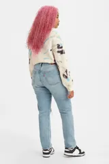 Pantalón de jean celeste con roturas en ambas rodillas, corte skinny, tiro medio y confeccionado en 100% algodón.