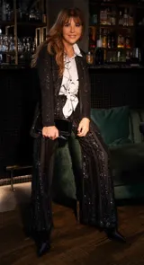 Pantalón negro de lentejuelas con corte palazzo.