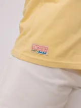 Remera amarilla de algodón con corte oversized y estampado en el frente.