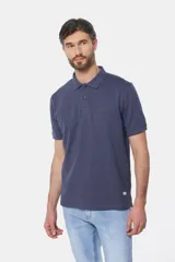 Remera polo de piqué, color azul, de manga corta con cuello en Rib y botones personalizados.