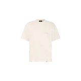 Remera oversize de color crudo, de manga corta, con cuello redondo y pequeño estampado en el pecho.