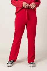 Pantalón deportivo rojo de algodón, de corte recto y cintura con cordón ajustable.