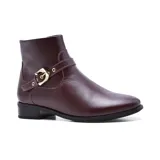 Bota corta de cuero color borgoña, con hebilla dorada y taco bajo.