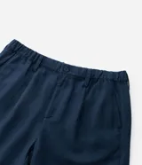 Bermuda masculina texturizada color azul marino, confeccionada en algodón, con elástico y lazo en la cintura, y bolsillos laterales.