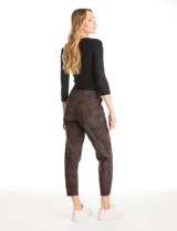 Pantalón de corte crop, color gris, con diseño de cinco bolsillos, cierre frontal con botón y ruedo irregular con terminación desflecada.