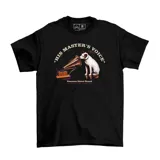 Remera negra de manga corta con estampa frontal que presenta la icónica imagen de un perro escuchando un gramófono junto a la frase 'His Master's Voice' y el logo de la marca Emexem.