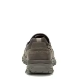 Zapatos slip-on Caterpillar color marrón oscuro, de diseño casual y robusto con refuerzos laterales elásticos, suela dentada y detalles de la marca en el lateral y el talón.