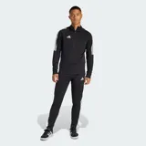 Pantalón deportivo Adidas de corte cónico, color negro con las icónicas tres tiras blancas en los laterales. Cuenta con cintura elástica con cordón de ajuste, bolsillos laterales con cierre y cierres en los tobillos para mayor practicidad.