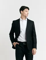 Ambo de corte clásico compuesto por saco de dos botones y pantalón de vestir a juego. El saco cuenta con solapas de muesca, bolsillos laterales con solapa y un bolsillo en el pecho. El pantalón presenta un corte recto y limpio.