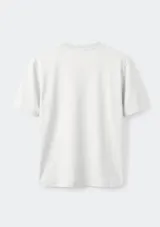 Remera de manga corta color beige, con cuello redondo y cartera frontal con tres botones. Diseño básico y entallado de textura suave.