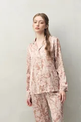 Camisa de pijama de silueta relajada, color rosado con estampado orgánico en blanco. Presenta cuello camisero, cartera frontal con botones y vivos en contraste.