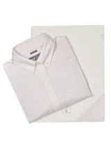 Camisa de manga larga con cuello abotonado, confeccionada en algodón con estampado de cuadros pequeños en tonos beige y blanco. Presenta un bolsillo frontal en el pecho con el logo de la marca bordado y cierre de botones.
