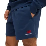 Short azul marino de felpa francesa, corte cuadrado, con cintura elástica ajustable con cordón y logo de New Balance bordado en rojo en la pierna izquierda.