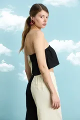 Top strapless de corte recto, con diseño bicolor en blanco y negro.