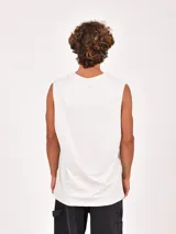 Musculosa blanca sin mangas con cuello redondo y estampado frontal que incluye texto en inglés y un dibujo de un motor de motocicleta.