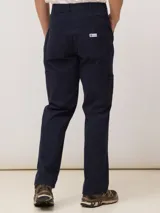 Pantalón de corte recto color azul marino, con bolsillos diagonales en el delantero, bolsillos traseros y detalles de bolsillos estilo carpintero en las piernas.