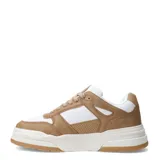 Championes urbanos de diseño moderno, combinando paneles en color beige y blanco. Presentan una silueta robusta con suela de plataforma en tono crema y base de goma, cordones al tono y detalle de textura perforada en los laterales.