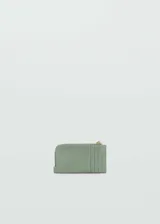 Porta documentos de efecto piel y acabado de ante, color verde claro, con cierre de cremallera y herrajes dorados.