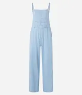 Enterito largo de jeans celeste, con breteles finos, escote recto, bolsillos delanteros y traseros, y trabillas en la cintura.