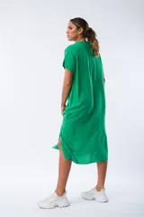 Vestido verde Benetton de corte recto y largo midi, con mangas cortas y cuello redondo.