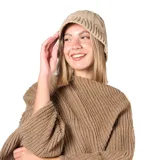Gorro tipo beanie de punto con textura trenzada y borde acanalado, en color beige.