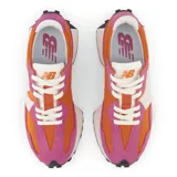 Championes New Balance 327 de dama, con capellada de nylon color naranja y superposiciones de gamuza color fucsia. Logo "N" asimétrico en color blanco y suela de goma negra con diseño texturizado.