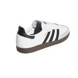 Zapatillas Adidas Samba ADV, color blanco con las tres tiras laterales en negro, puntera en gamuza gris y suela de goma marrón.