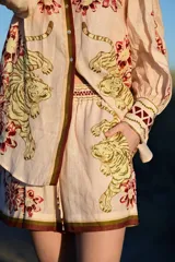 Short color nude con estampado de tigres y flores, cintura elastizada y cordón ajustable.