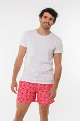 Short de baño azul con estampado de flamencos.