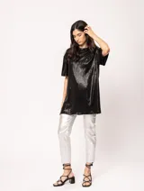Remera blanca oversized de tela elastizada con tajos laterales y escote redondo.