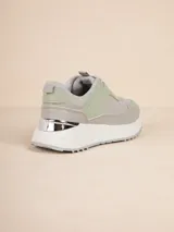 Zapatillas blancas acordonadas con plataforma de 4cm, con recortes en mesh y símil cuero, y detalle dorado en el talón.