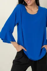 Blusa azul royal de mangas 3/4 con volados y cuello redondo.