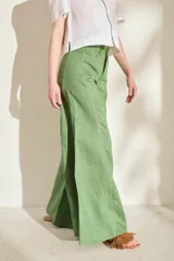 Pantalón de lino blanco de corte wide leg, con diseño amplio y costuras pespunteadas a contratono.