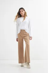 Remera negra de algodón, de corte recto y manga larga.