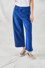 Pantalón jean azul de corte ancho, con tiro medio y bolsillos delanteros y traseros.
