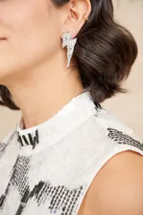 Aros colgantes con forma de rayo, cubiertos de strass plateados.